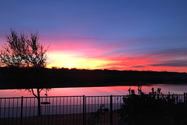 Photo 2 of 28 - 8904 Lakewood Dr, Irving, TX 75063