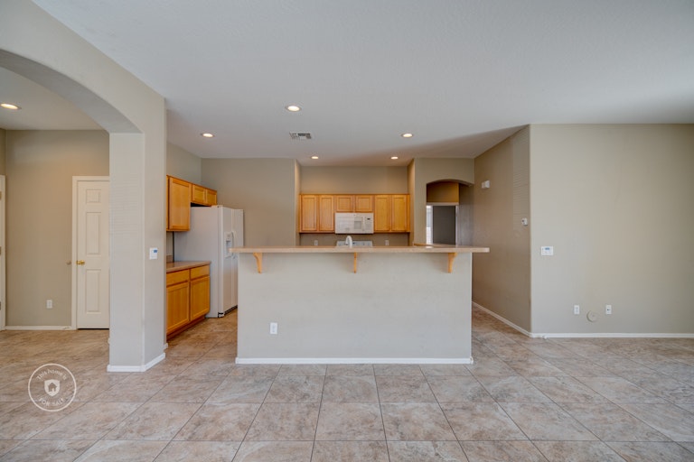 Photo 8 of 25 - 15927 W Maui Ln, Surprise, AZ 85379