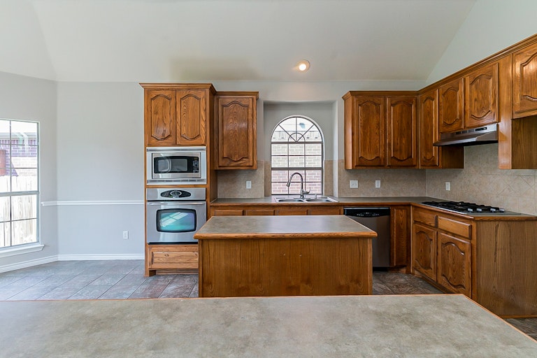 Photo 9 of 32 - 6813 White River Dr, Fort Worth, TX 76179