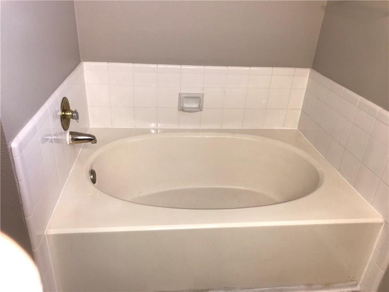 Photo 19 of 30 - 516 Tealridge Ln, Desoto, TX 75115