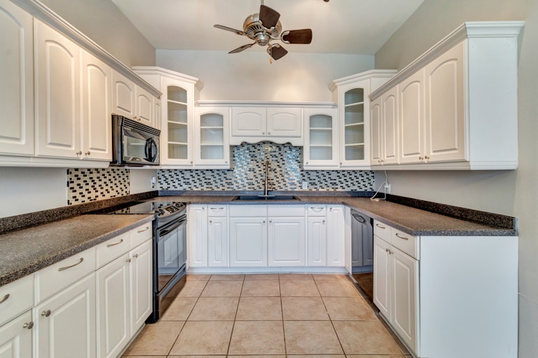 Photo 8 of 22 - 8308 Elm Ct, North Richland Hills, TX 76182