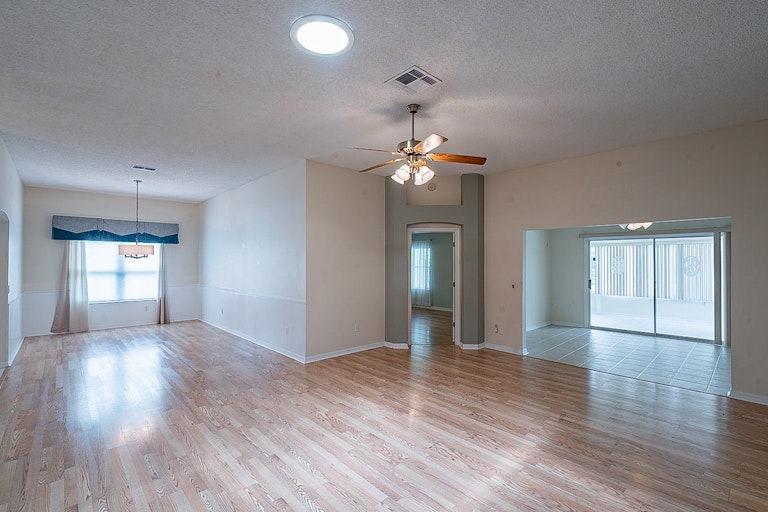 Photo 13 of 31 - 1044 Soledad Way, Lady Lake, FL 32159
