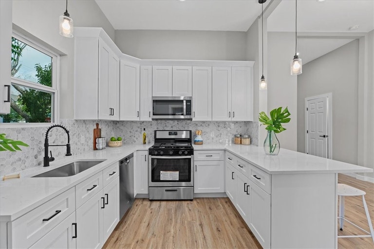 Photo 8 of 34 - 613 W 7th St, Taylor, TX 76574