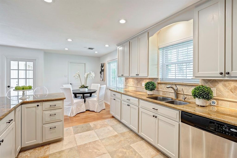 Photo 13 of 34 - 13519 Westport Ln, Houston, TX 77079