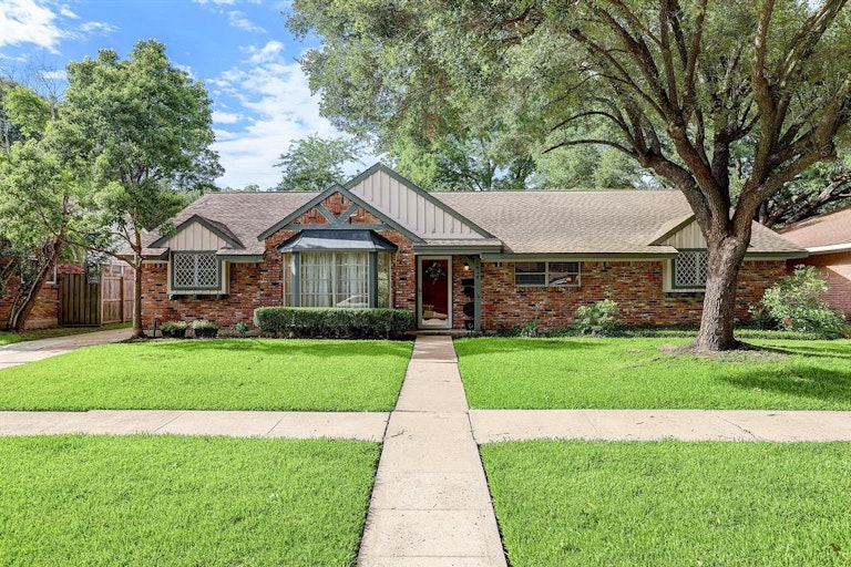 Photo 1 of 23 - 5414 Indigo St, Houston, TX 77096