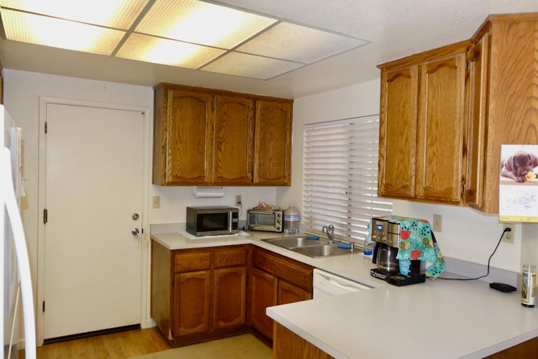 Photo 2 of 13 - 8001 Ruxton Ct, Sacramento, CA 95828