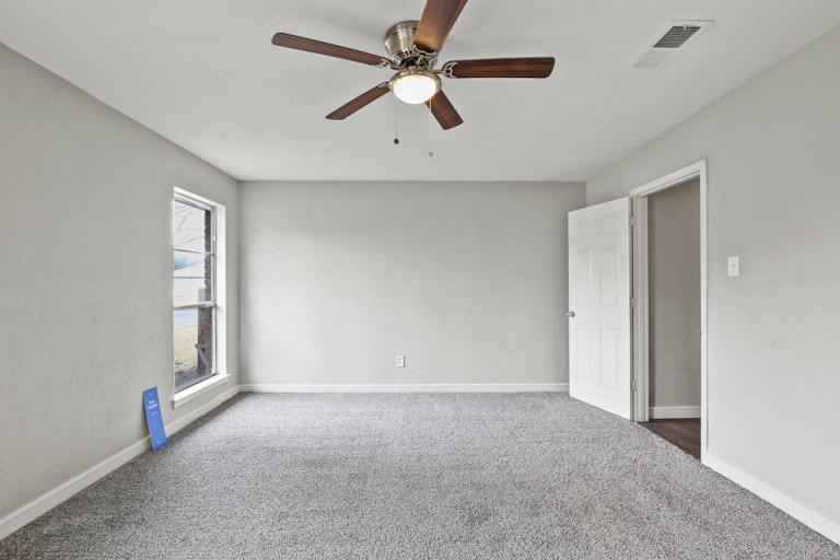 Photo 21 of 27 - 3317 Ashford Ave, Fort Worth, TX 76133