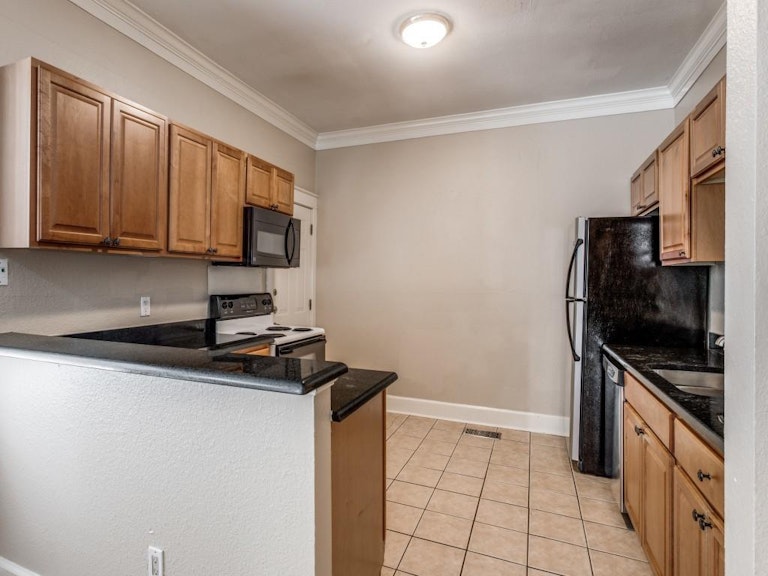 Photo 15 of 40 - 5200 Victor St, Dallas, TX 75214