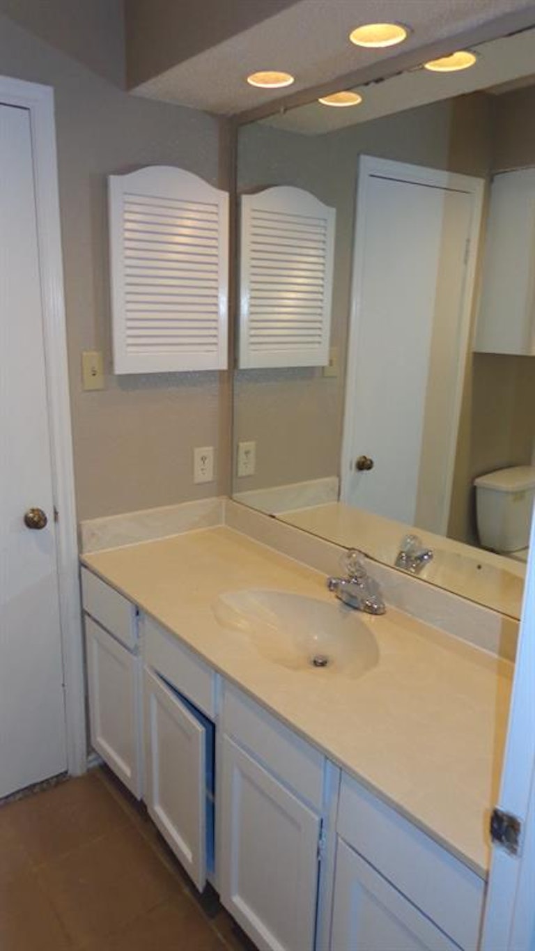 Photo 10 of 14 - 2200 Jackson Cir, Carrollton, TX 75006