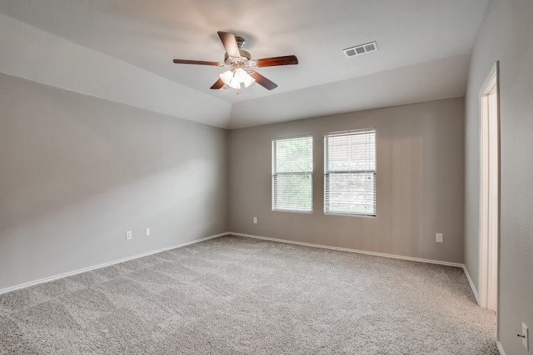 Photo 11 of 24 - 409 Twin Knoll Dr, McKinney, TX 75071