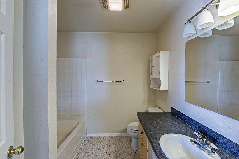 Photo 6 of 19 - 404 Murchison St, Farmersville, TX 75442