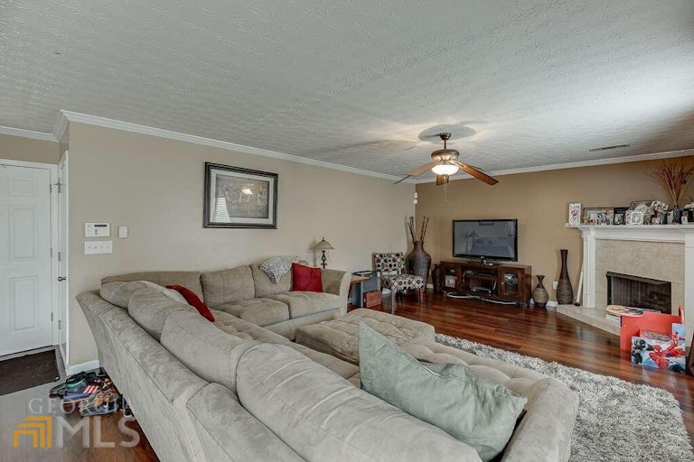 Photo 18 of 41 - 3248 Meadow Point Dr, Snellville, GA 30039