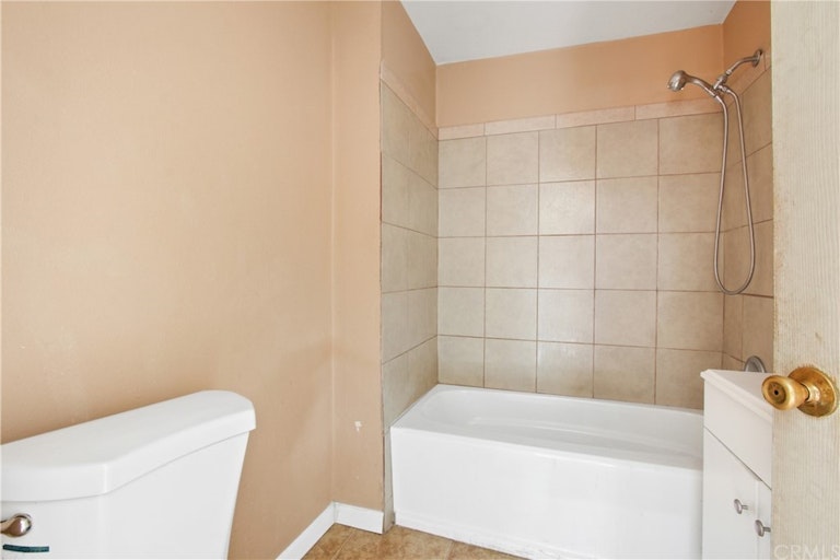 Photo 14 of 18 - 226 E 88th Pl, Los Angeles, CA 90003