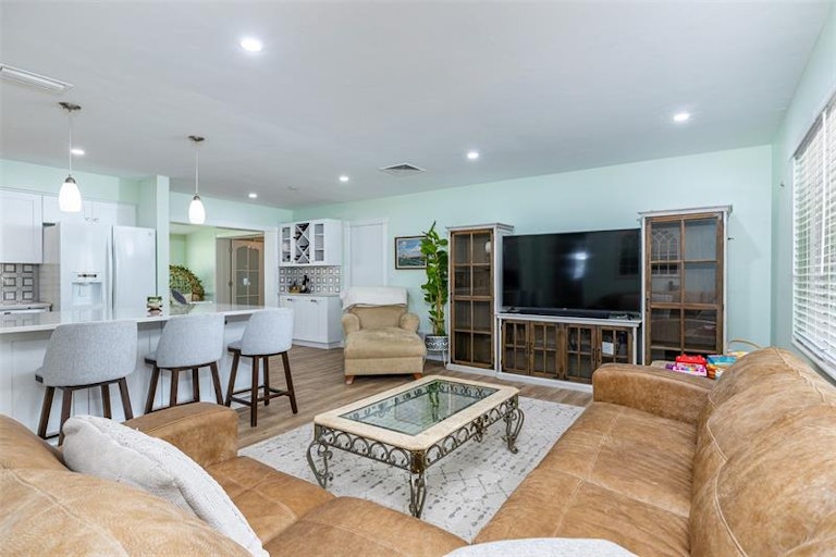Photo 4 of 33 - 923 Phyllis Ave, Largo, FL 33771