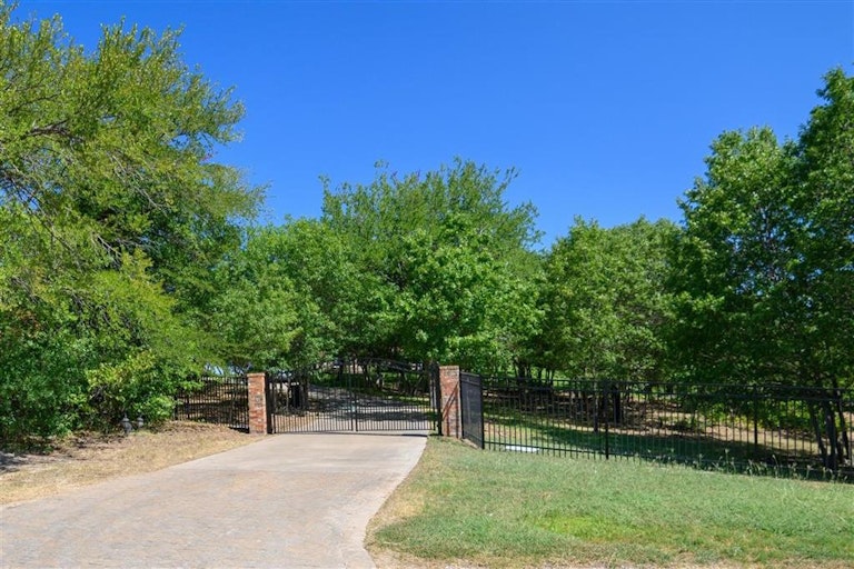 Photo 2 of 40 - 575 Chandler Dr, Aledo, TX 76008