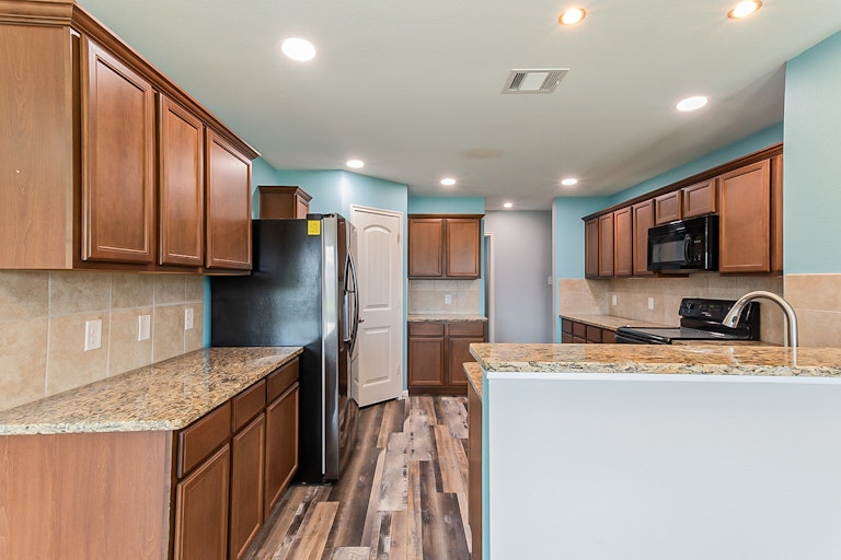 Photo 4 of 25 - 1307 Bent Grass Dr, Princeton, TX 75407