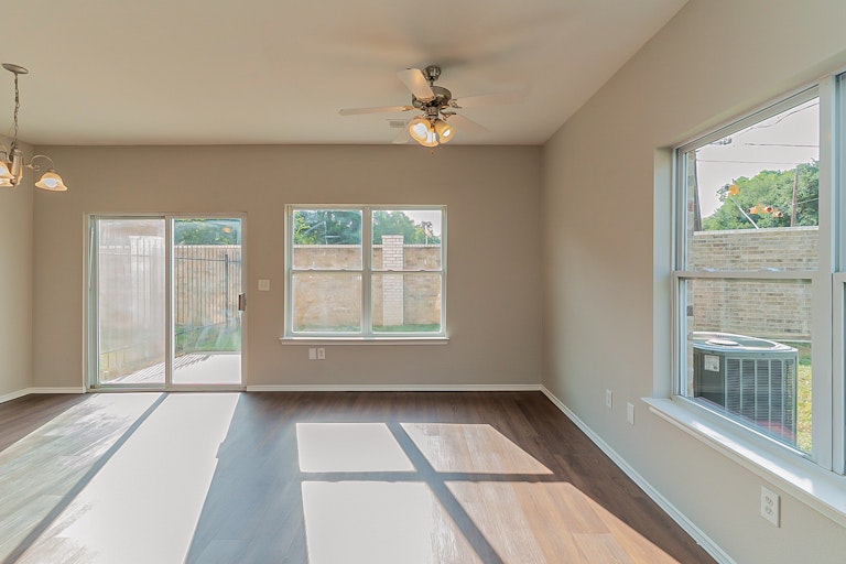 Photo 10 of 25 - 2800 Pasadena Ln, Arlington, TX 76015
