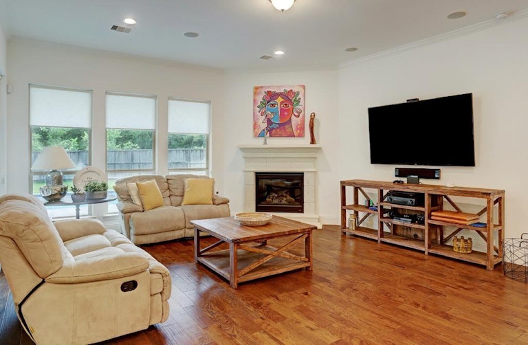 Photo 11 of 22 - 111 Tadpole Ct, Tomball, TX 77375