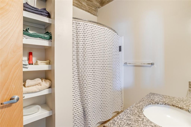 Photo 19 of 30 - 221 W Lancaster Ave #7010, Fort Worth, TX 76102