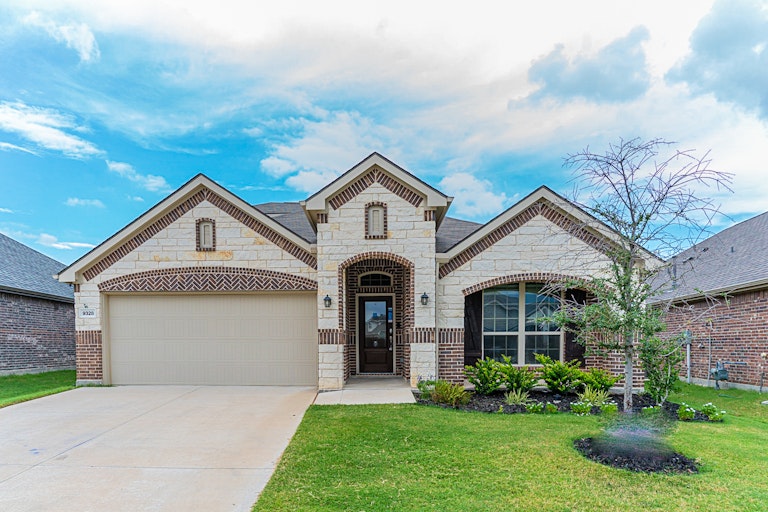 Photo 1 of 21 - 9328 Flying Eagle Ln, Fort Worth, TX 76131