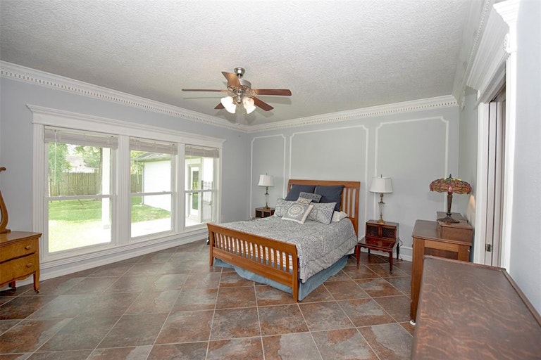 Photo 20 of 42 - 15806 Brook Forest Dr, Houston, TX 77059