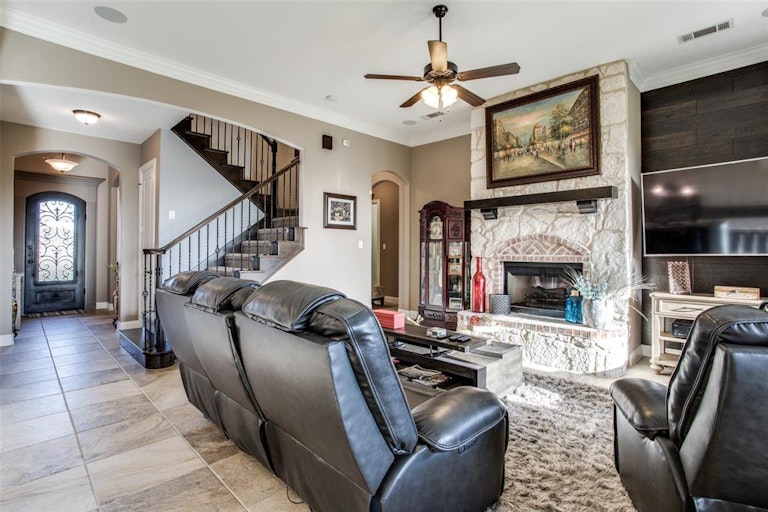 Photo 4 of 40 - 180 Denali Way, Waxahachie, TX 75167