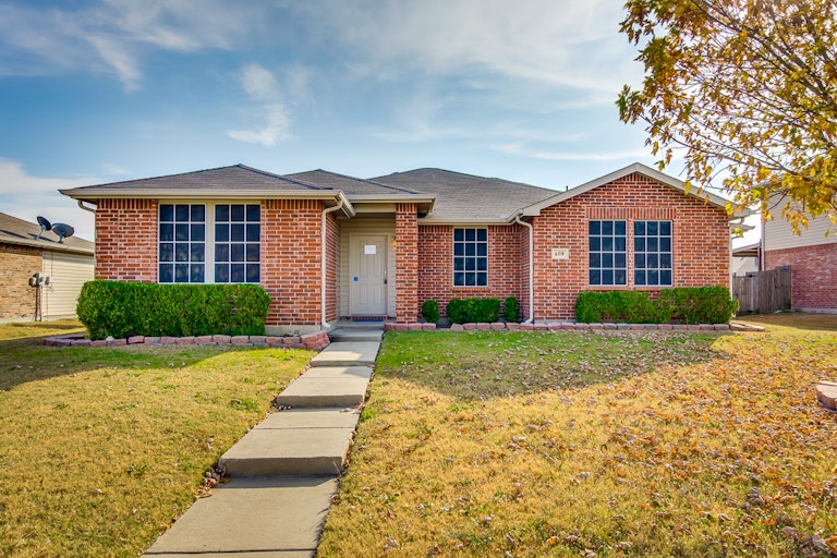 Photo 1 of 28 - 609 Rosemary Dr, Royse City, TX 75189