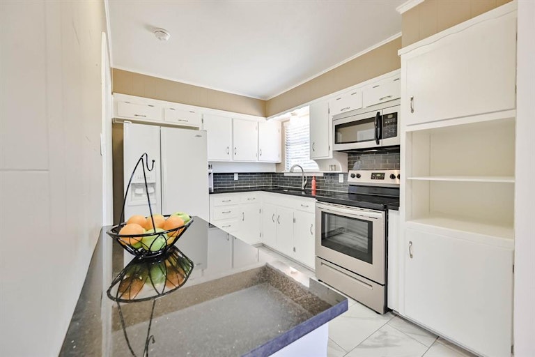 Photo 11 of 24 - 702 Paula St, Kennedale, TX 76060