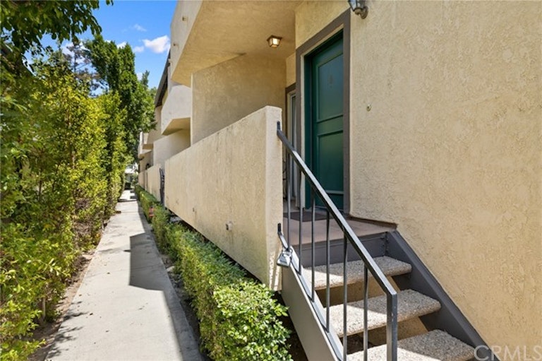 Photo 4 of 29 - 217 S Catalina Ave #8, Pasadena, CA 91106