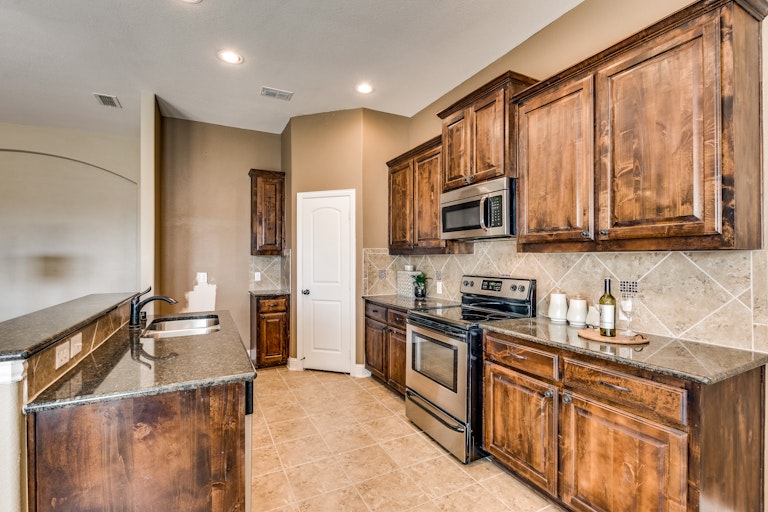 Photo 4 of 28 - 1001 Lincoln Dr, Royse City, TX 75189