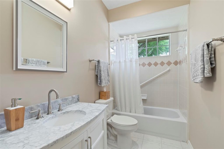 Photo 37 of 42 - 71 Champion Villa Dr, Houston, TX 77069