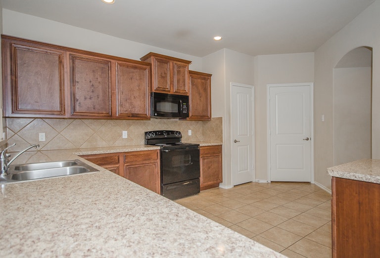 Photo 16 of 44 - 9713 Mulligan Dr, McKinney, TX 75072