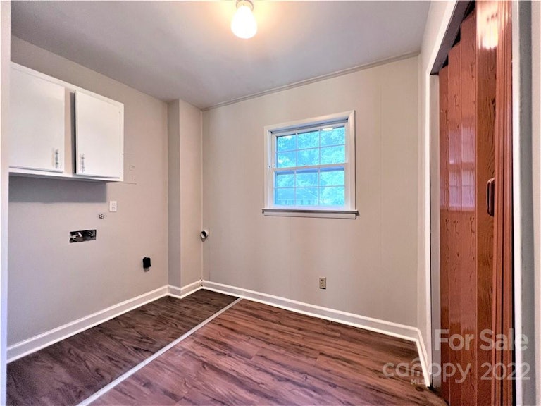 Photo 6 of 33 - 7427 Meadowdale Ln, Charlotte, NC 28212