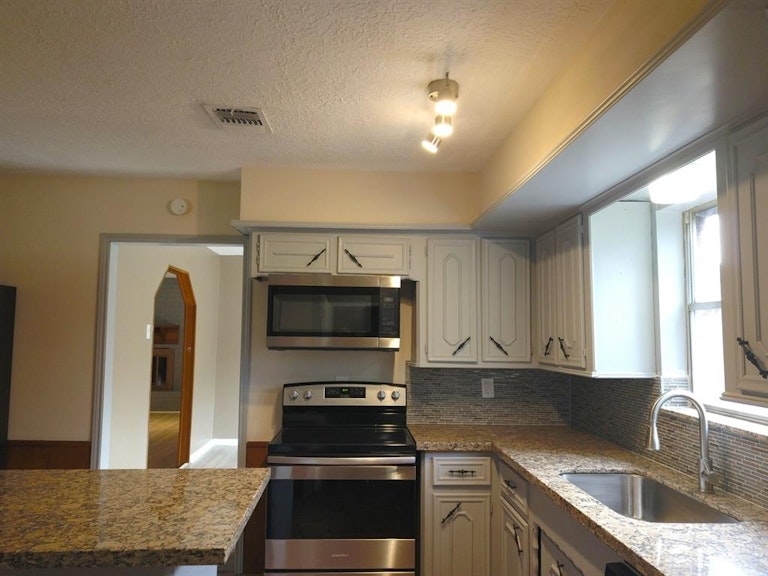 Photo 11 of 31 - 9427 Spellman Rd, Houston, TX 77031