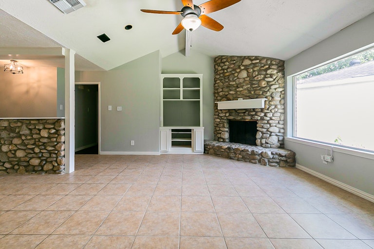 Photo 12 of 21 - 1801 Crooked Creek Ln, Pearland, TX 77581