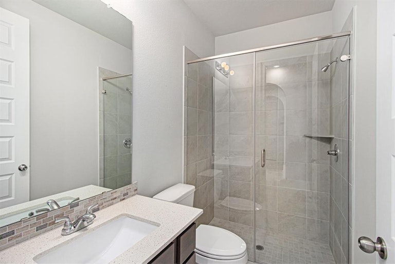 Photo 4 of 27 - 6034 Lake Bridge Ln, Manvel, TX 77578