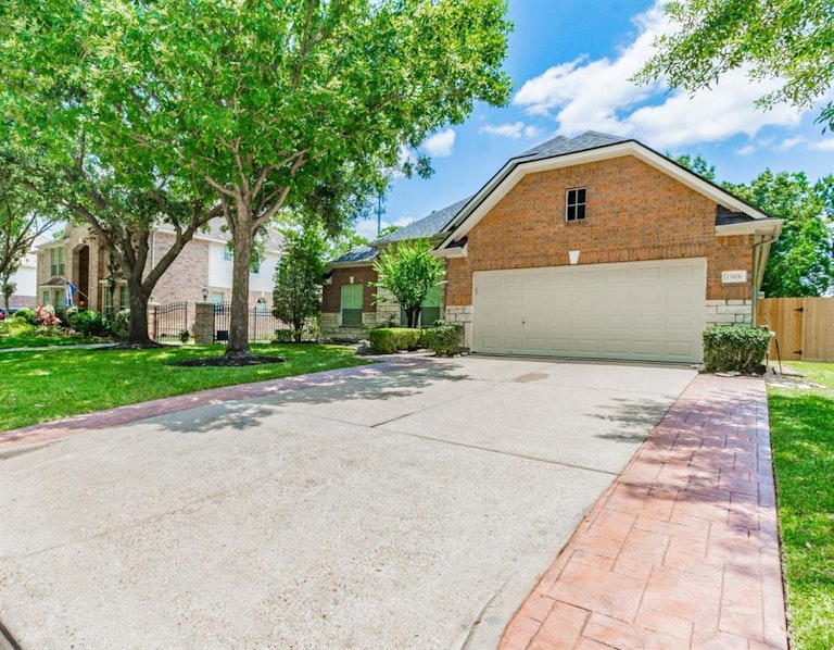 Photo 2 of 37 - 13106 Ryaneagles Dr, Houston, TX 77044