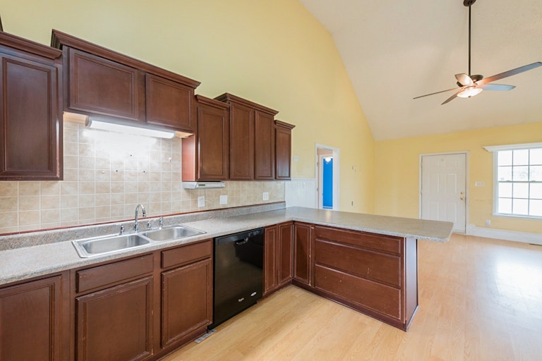 Photo 8 of 17 - 229 Kinton Dr, Fuquay Varina, NC 27526