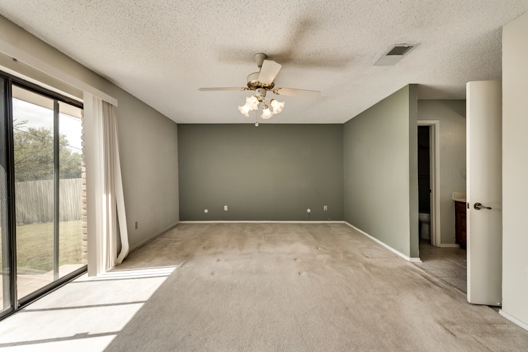 Photo 17 of 28 - 718 Cliffwood Cir, Duncanville, TX 75116