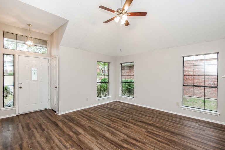 Photo 8 of 25 - 2253 Meadowstone Dr, Carrollton, TX 75006