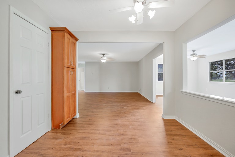 Photo 8 of 25 - 2233 Biscayne Dr W, Irving, TX 75060
