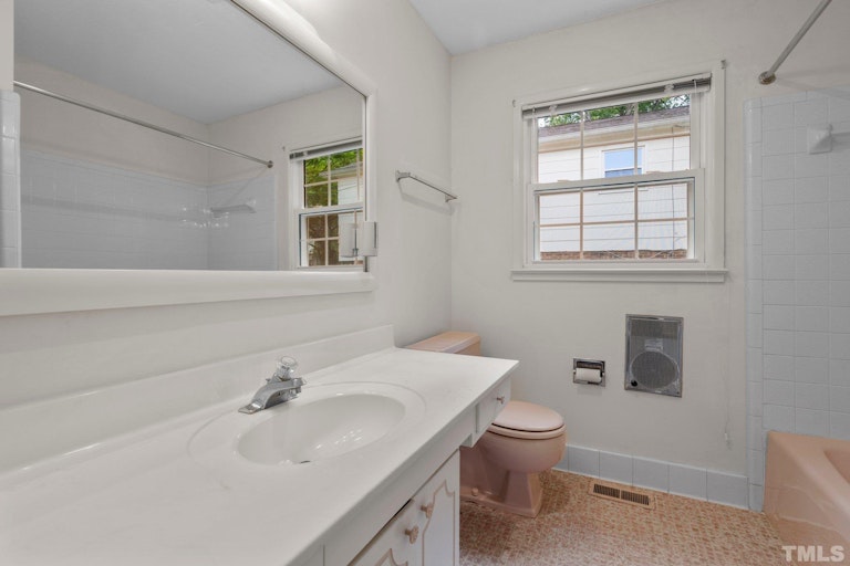 Photo 19 of 38 - 408 Chadwick Dr, Raleigh, NC 27609