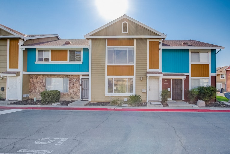 Photo 13 of 39 - 7572 Burgoyne Ln, Sacramento, CA 95823