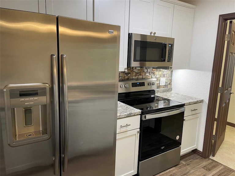 Photo 16 of 40 - 208 Guinevere Dr, Weatherford, TX 76086
