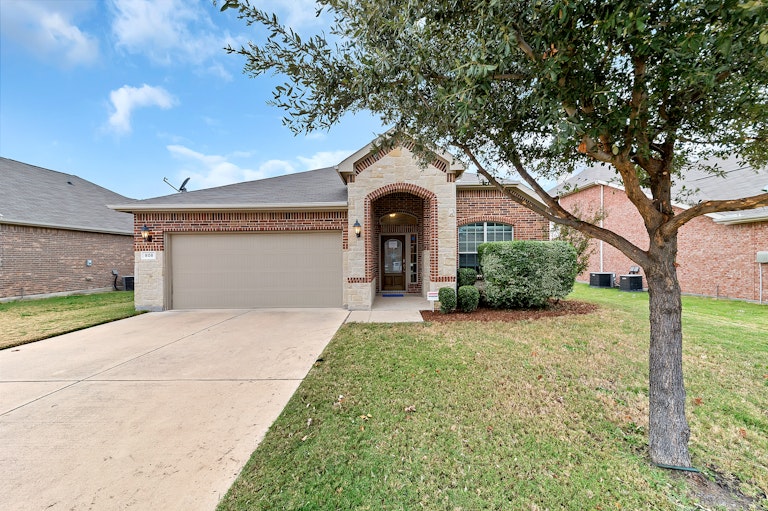 Photo 1 of 31 - 808 W Bend Blvd, Burleson, TX 76028