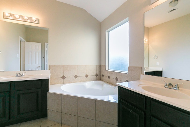 Photo 4 of 24 - 5602 Post Oak Manor Dr, Houston, TX 77085