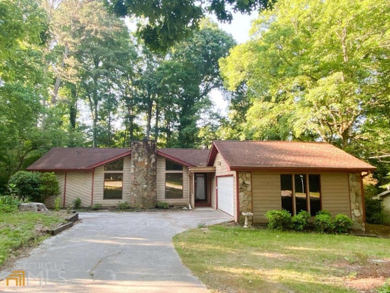 Photo 1 of 21 - 3466 Village Glen Ct, Snellville, GA 30039