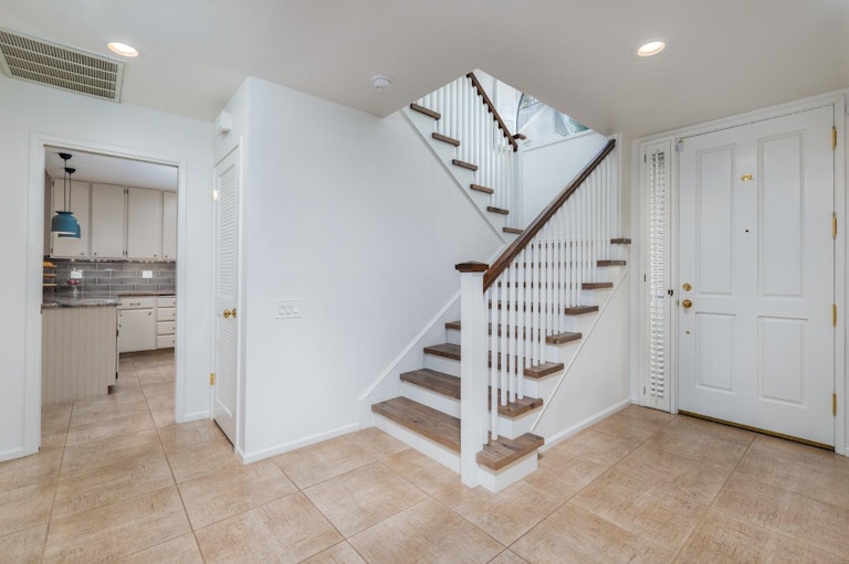 Photo 9 of 40 - 317 Wyndgate Rd, Sacramento, CA 95864