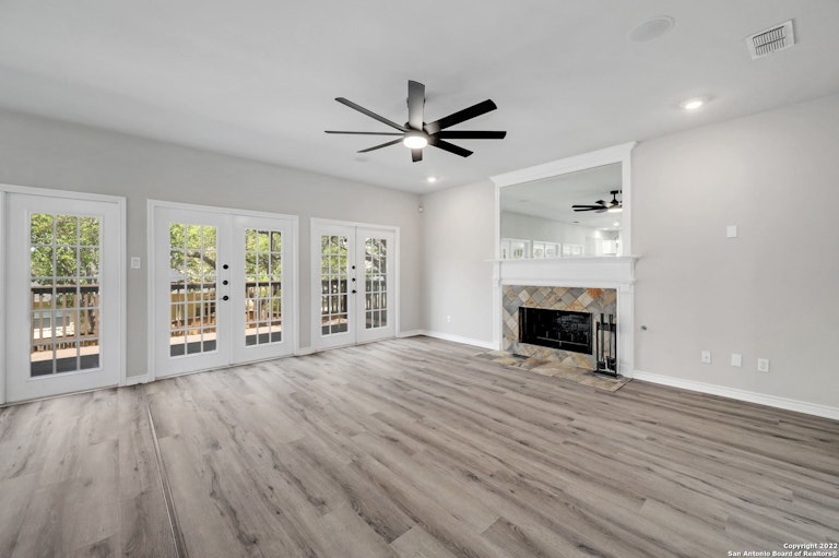 Photo 5 of 32 - 16218 Robinwood Ln, San Antonio, TX 78248