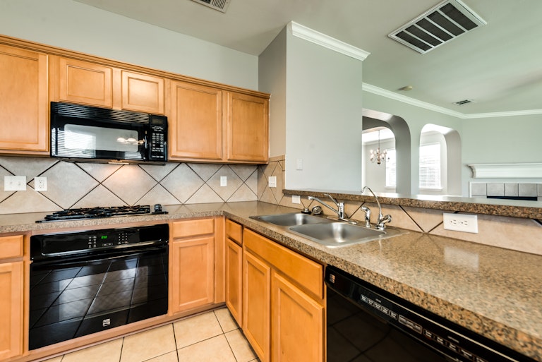 Photo 7 of 33 - 9909 Chadbourne Rd, Fort Worth, TX 76244